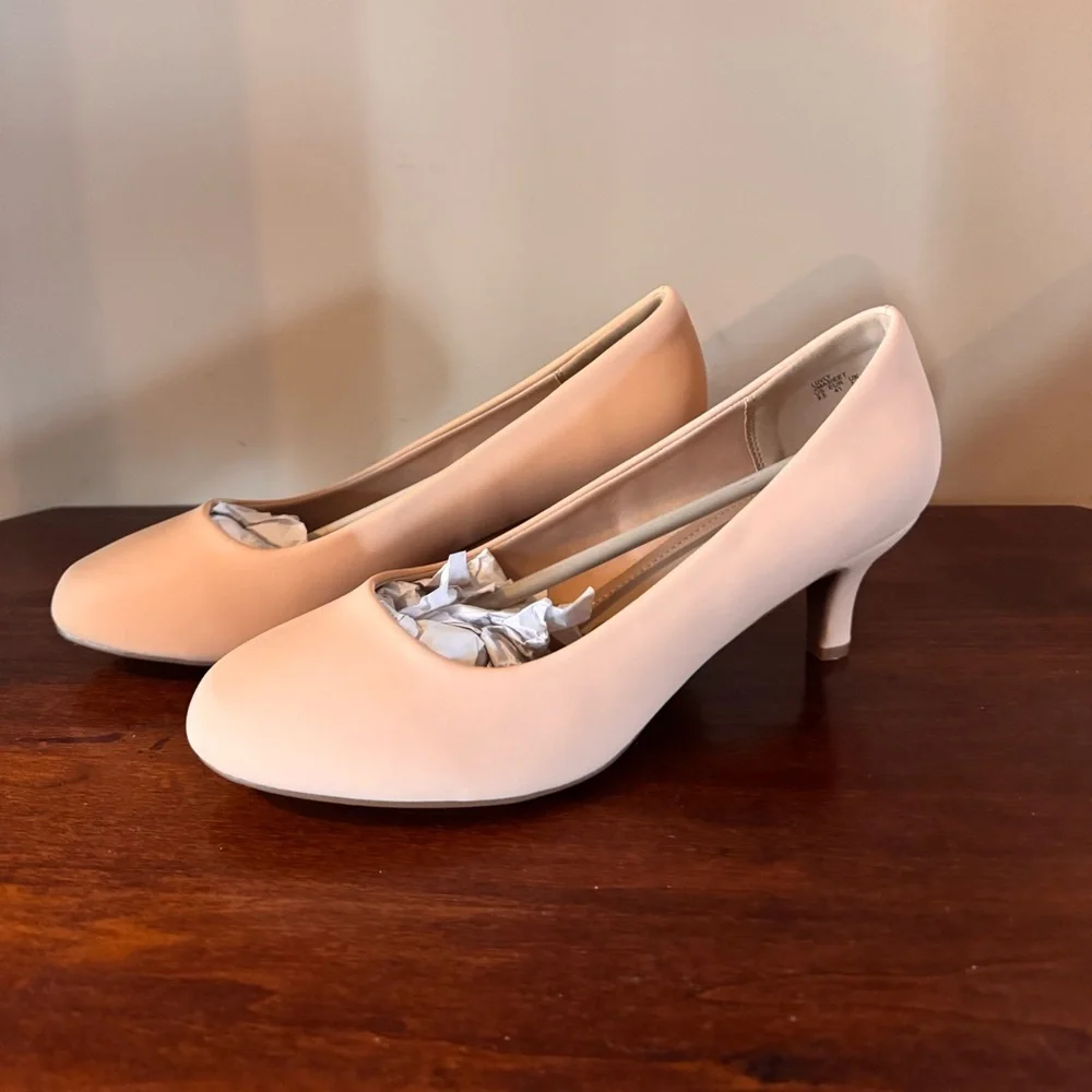 Dream Pairs Comfy Round Tor Low Heel Pumps - Nude/Nubuck - sz 9.5 - New in Box